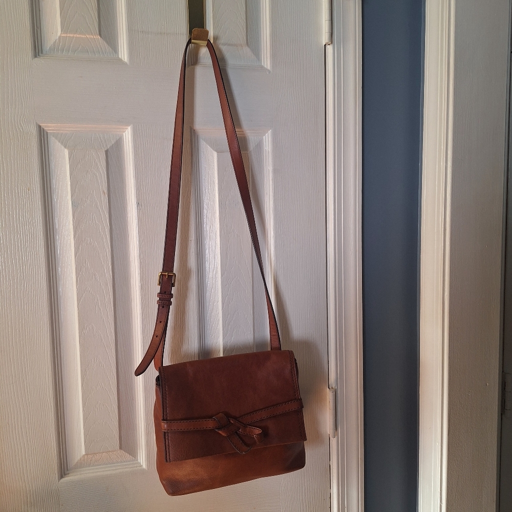 Fossil Elegant Brown Leather Shoulder Bag.  Versatile,Crossbody, Chic.